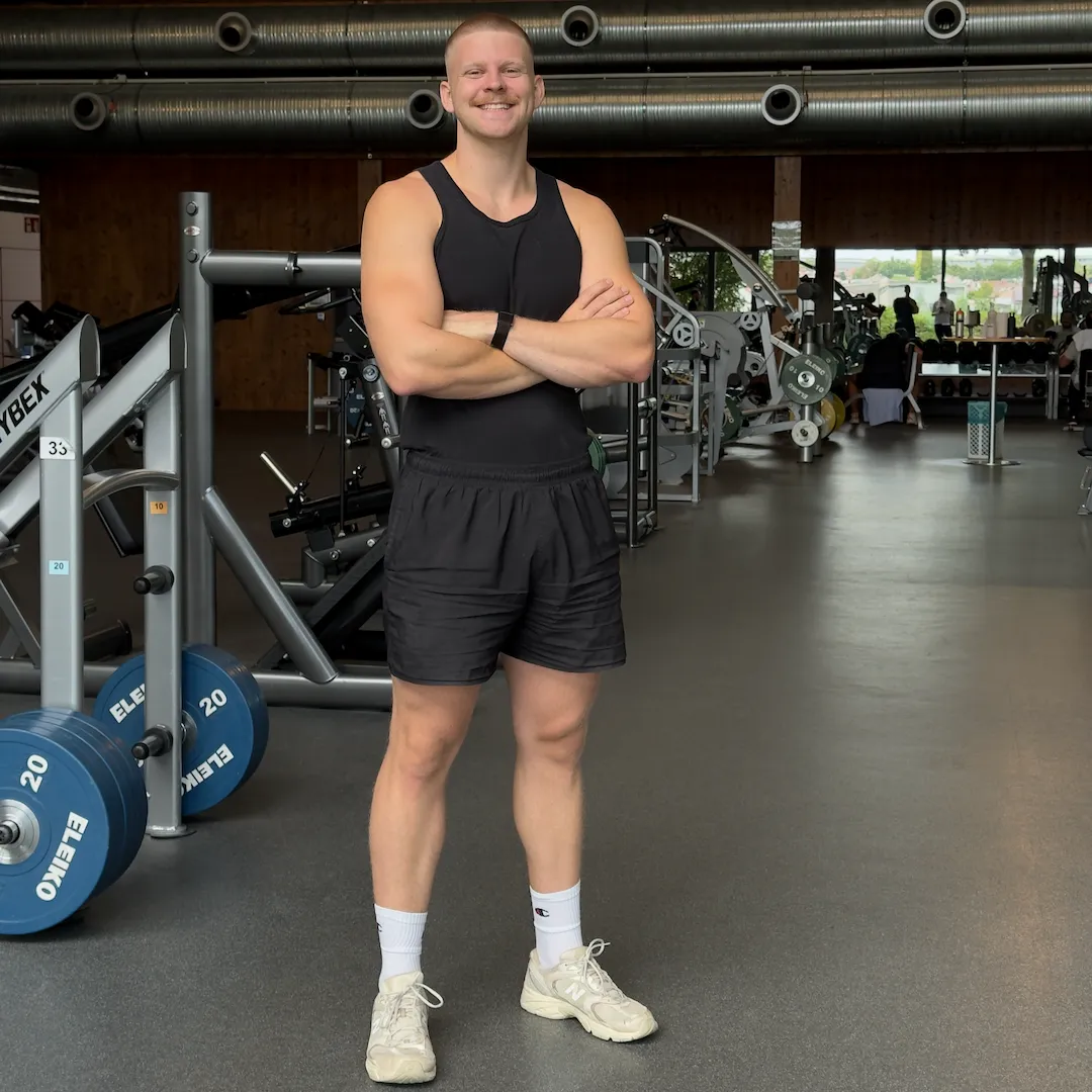 Luca mit verschränkten Armen im Fitnessstudio