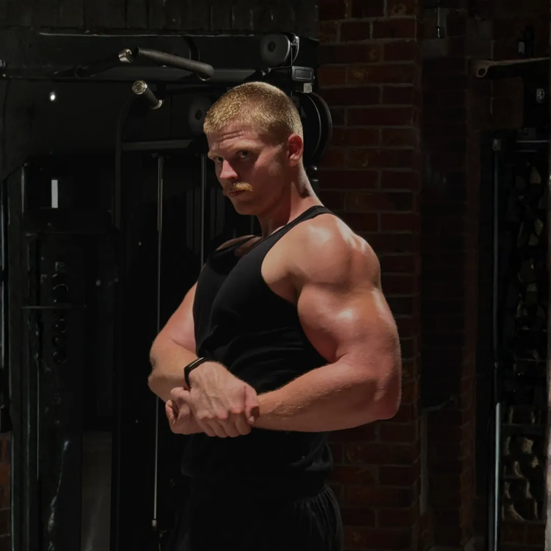 Luca posiert im Fitnessstudio
