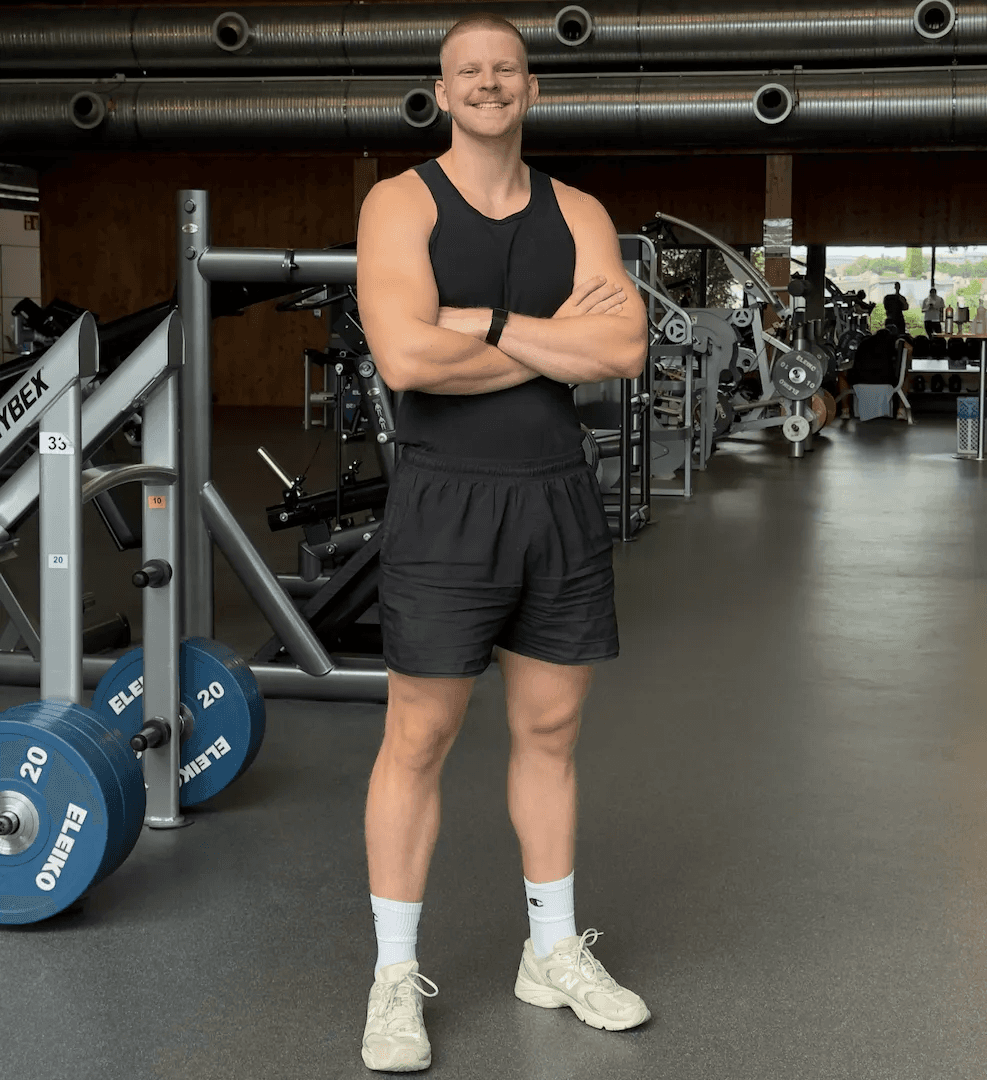 Luca mit verschränkten Armen im Fitnessstudio